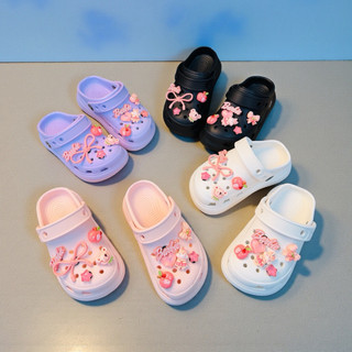 Dép Sục Bé Gái Gấu Hồng Nơ Von Cao 5cm – Dép Sục Cute Cho Bé – Bộ Charm 12 Chi Tiết
