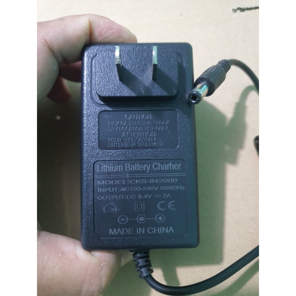 Adapter sạc 8.4V 2A đầu DC tròn nhỏ gọn tiện dụng