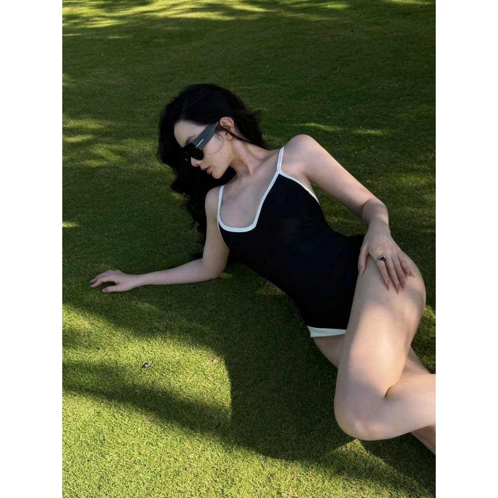 Bộ đồ bơi liền thân 1 mảnh phối viền trắng đen sang chảnh, bikini bodysuit 2 dây ôm eo sexy | BigBuy360 - bigbuy360.vn