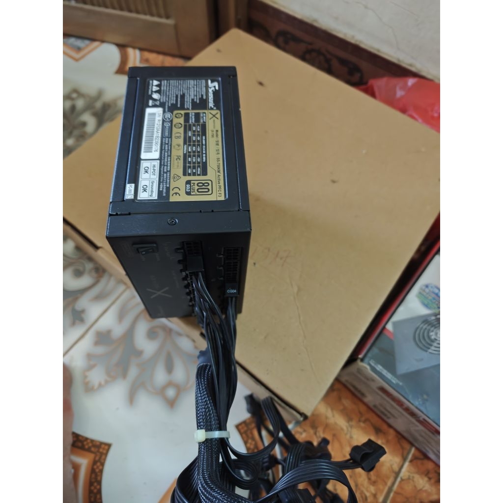 nguồn seasonic 750w 80 plus gold nguồn còn nguyên tem 7 màu chính hãng .nguồn rất nặng chắc chắn và 