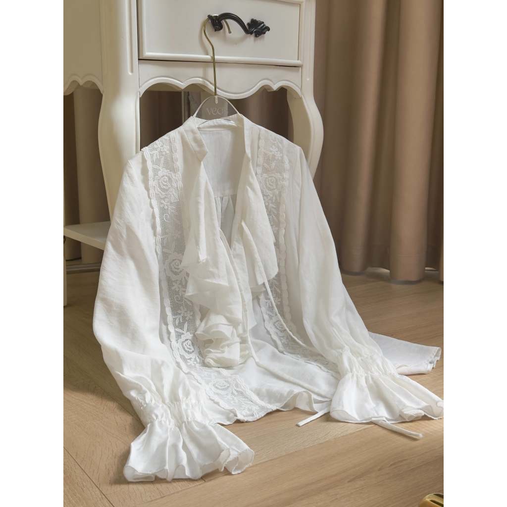 Áo Sơ Mi Dáng Suông Thiết Kế Cổ V Phối Bèo Tay Phồng Chun Tay Chất Liệu Đũi Lụa Phối Ren - Lala Shirt | BigBuy360 - bigbuy360.vn