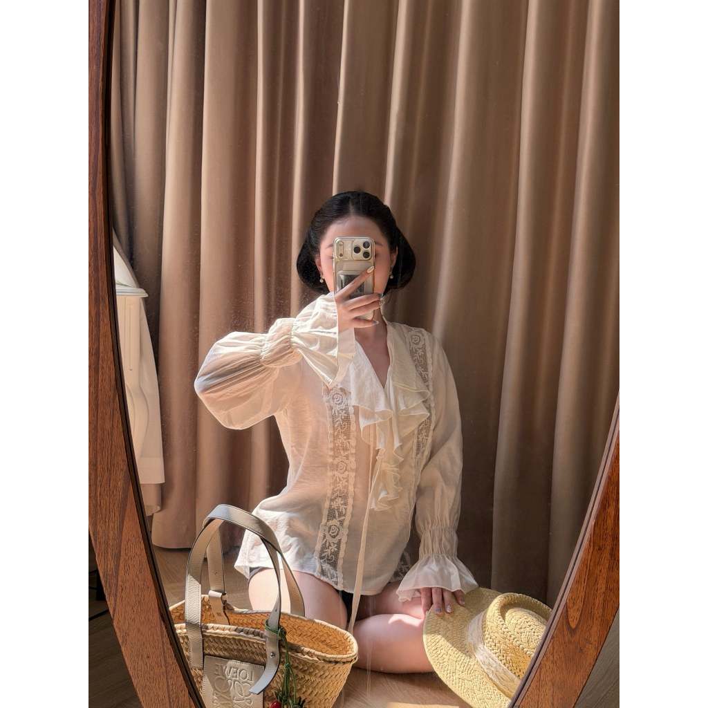 Áo Sơ Mi Dáng Suông Thiết Kế Cổ V Phối Bèo Tay Phồng Chun Tay Chất Liệu Đũi Lụa Phối Ren - Lala Shirt | BigBuy360 - bigbuy360.vn