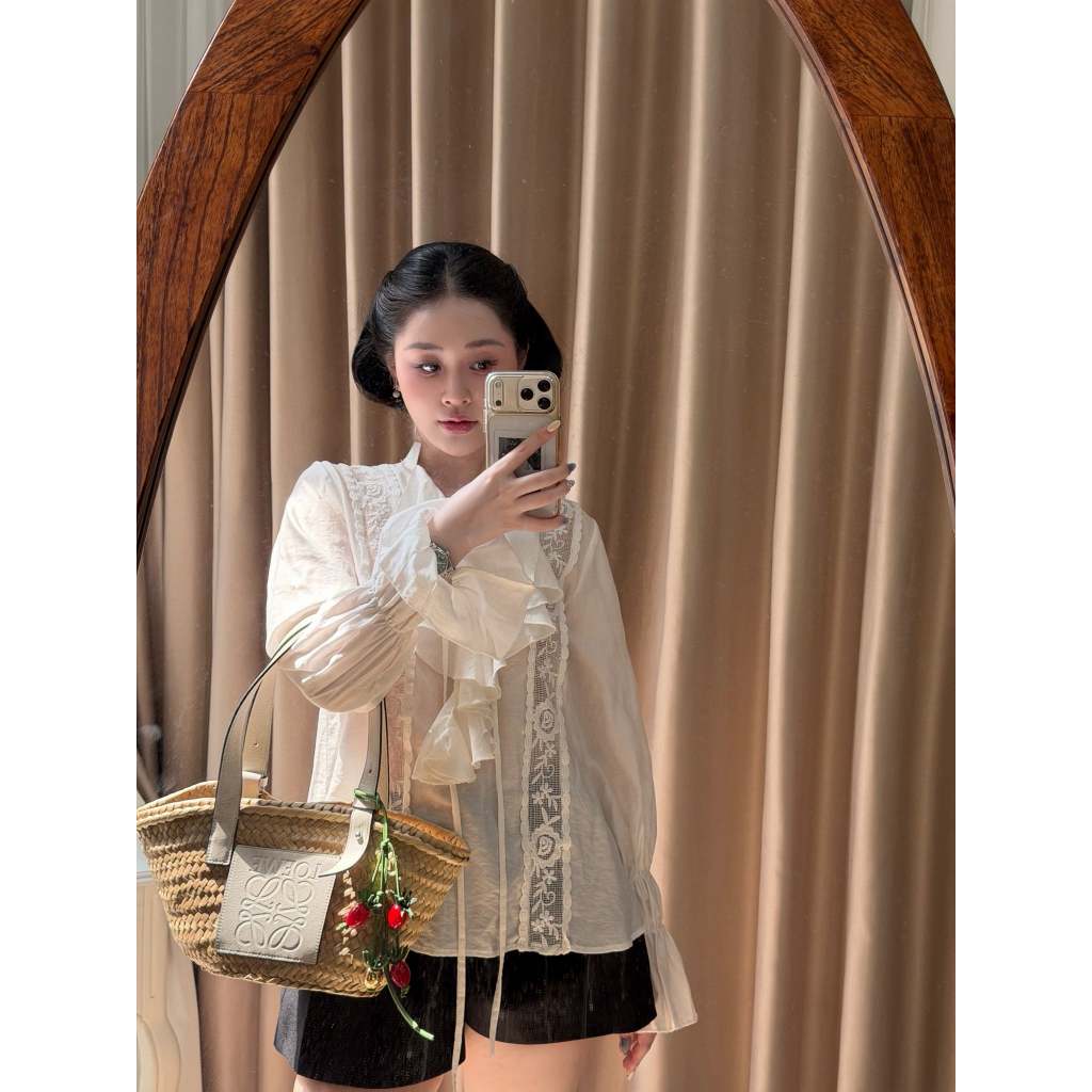 Áo Sơ Mi Dáng Suông Thiết Kế Cổ V Phối Bèo Tay Phồng Chun Tay Chất Liệu Đũi Lụa Phối Ren - Lala Shirt | BigBuy360 - bigbuy360.vn