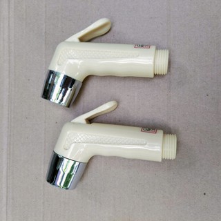 2 cái; Đầu vòi xịt vệ sinh bồn cầu (bằng nhựa cứng màu vàng nhạt)