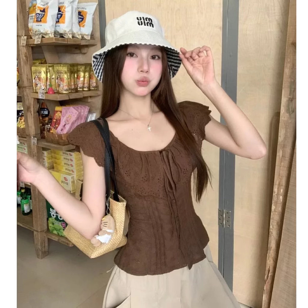 Áo Kiểu trễ vai tiểu thư ren boil nâu/trắng chun lưng buộc dây nơ ngực JENNY TOP | BigBuy360 - bigbuy360.vn