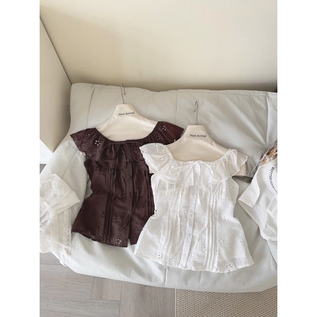 Áo Kiểu trễ vai tiểu thư ren boil nâu/trắng chun lưng buộc dây nơ ngực JENNY TOP | BigBuy360 - bigbuy360.vn