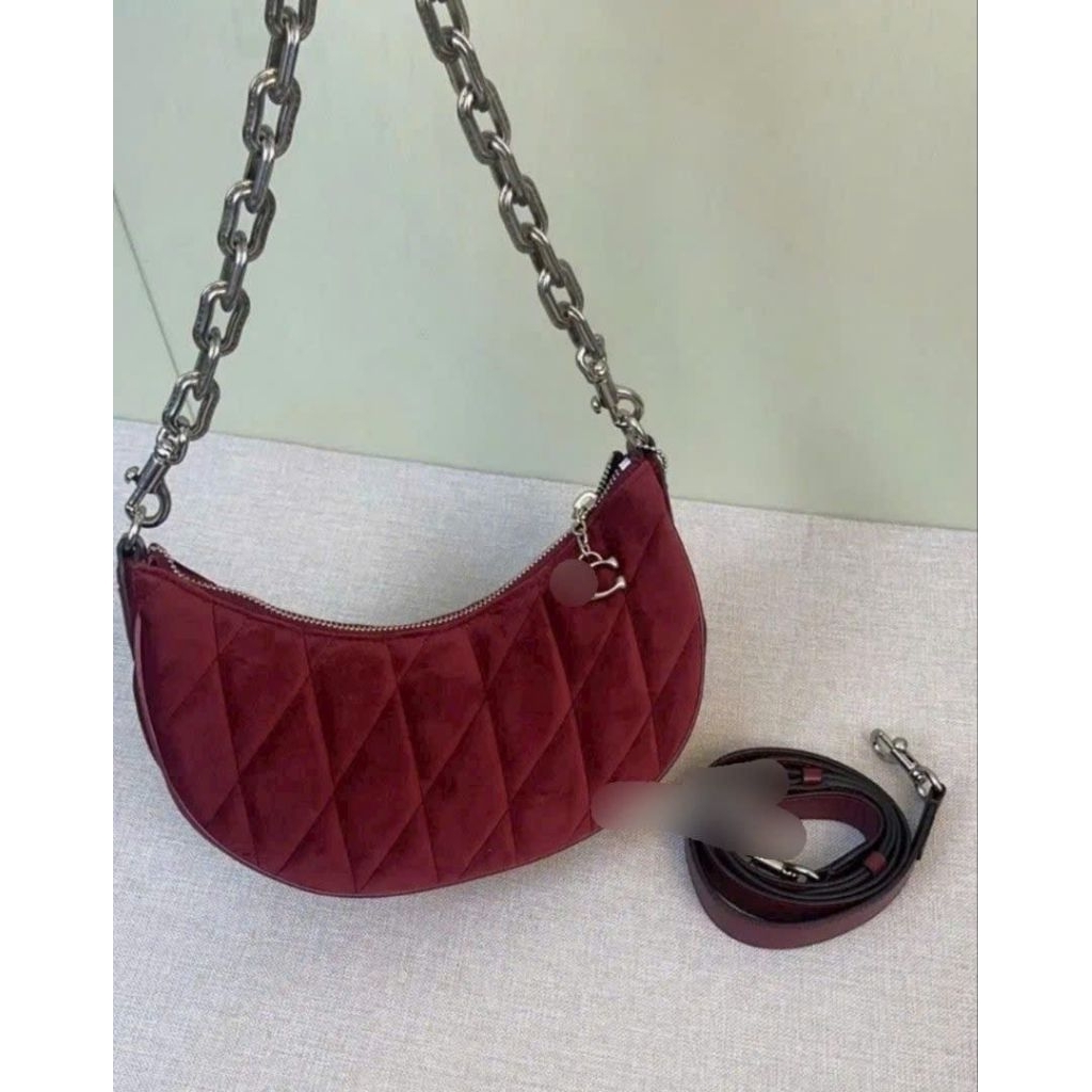 Túi xách hình bán nguyệt Mira Shoulder Bag With Pillow Quilting. Cw611 vải nhung