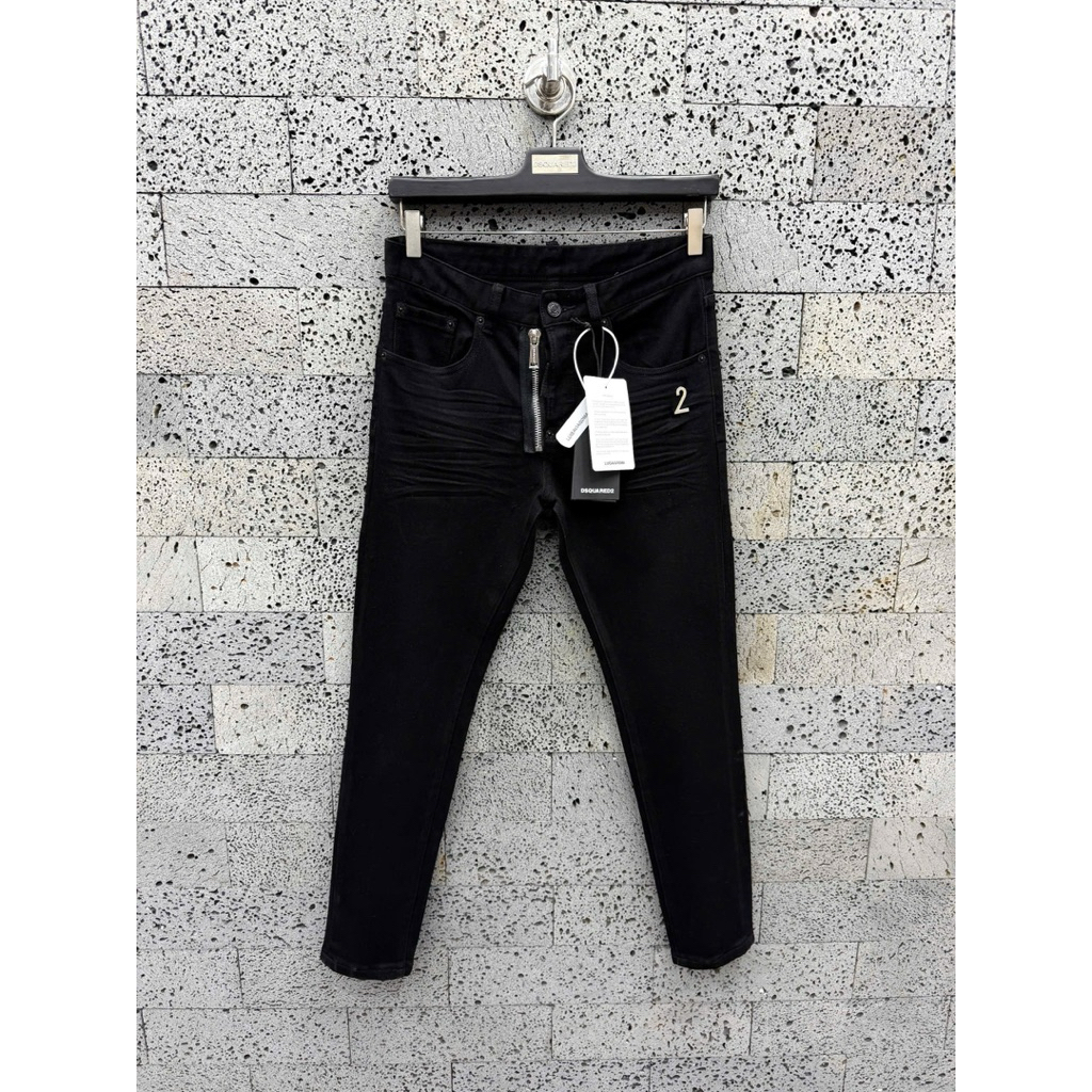Quần Jean Nam Mã D2-3108 Bản Đen Trơn Khoá Lệch Logo Kim Loại 2 Ống Côn Dsq2