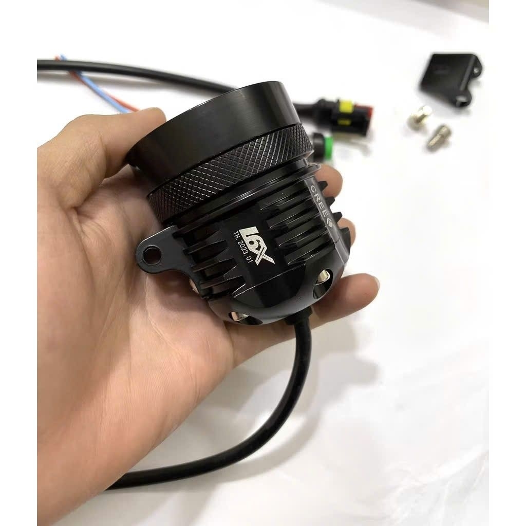 Đèn trợ sáng L6X Cree, một phụ kiện phổ biến dành cho xe máy và ô tô.