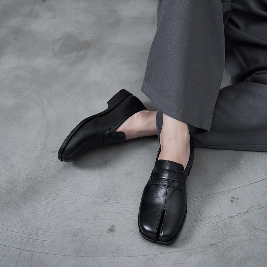 Giày Loafer Mũi Tabi Da Bò Màu Đen TARMOR - Tabi Loafer in Black Leather