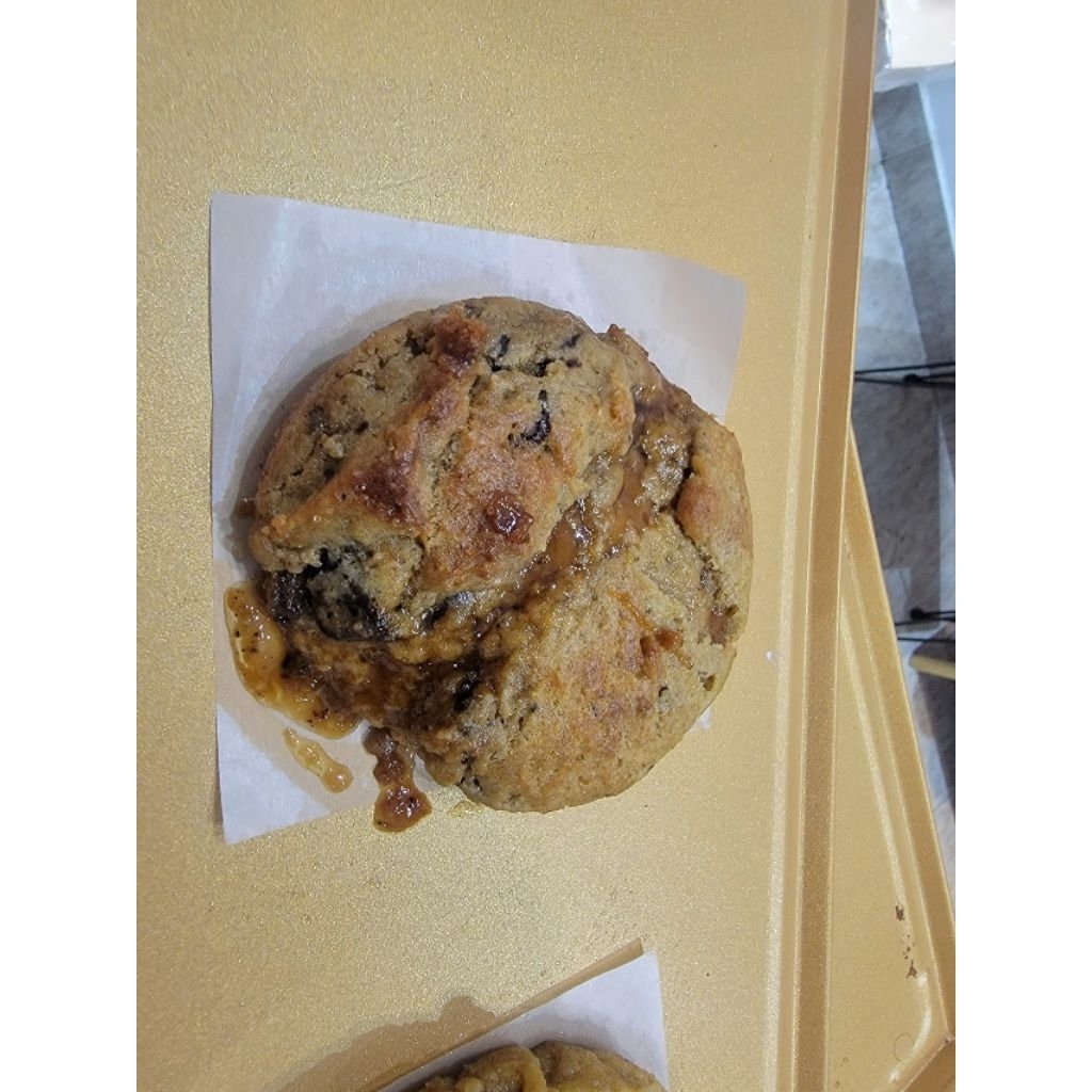 1 big gooey toffee & chocolate chip cookie