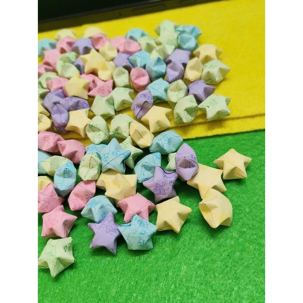 Combo 100 ngôi sao giấy xếp sẵn... Mẫu y hình.. hình shop tự chụp nha các bạn,..... Giá 40.000đ/100 