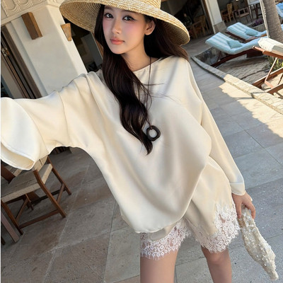 TUBYCATU Set Phoebe Áo Tay Dài Dáng Rộng Lụa Satin Quần Short Phối Ren Hoa Đi Biển Resort
