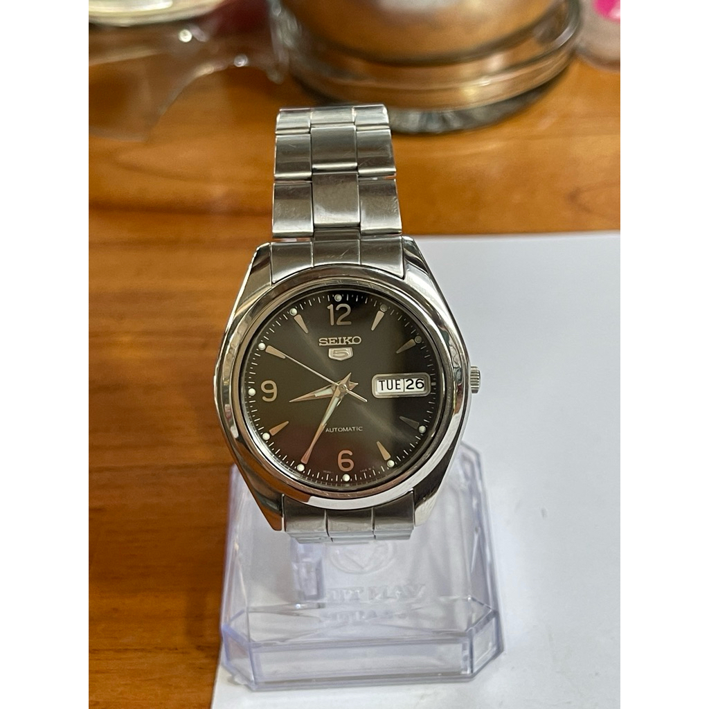 Đồng hồ SEIKO 5 AUTOMATIC 7S26-0060 mặt số đen, hiển thị ngày tháng