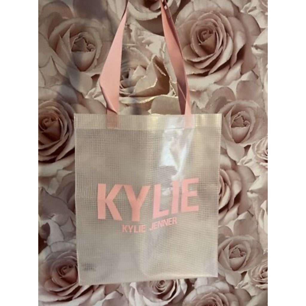 Túi tote lưới trong suốt phối quai màu hồng Kylie Jenner