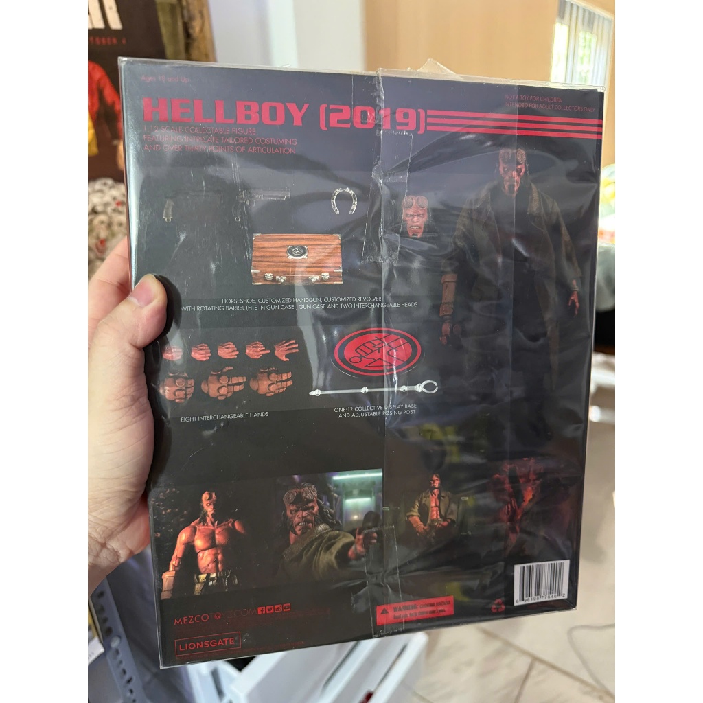Mô hình MEZCO Hellboy (2019)