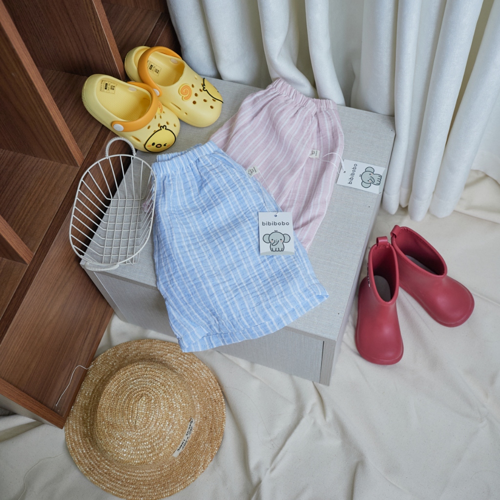 Q220 Bibibobo - Hè 2026 - Quần Short Hè Bé Trai Bé Gái Kẻ Sọc Chất Đũi Linen Mềm Mát Form Thoải Mái 