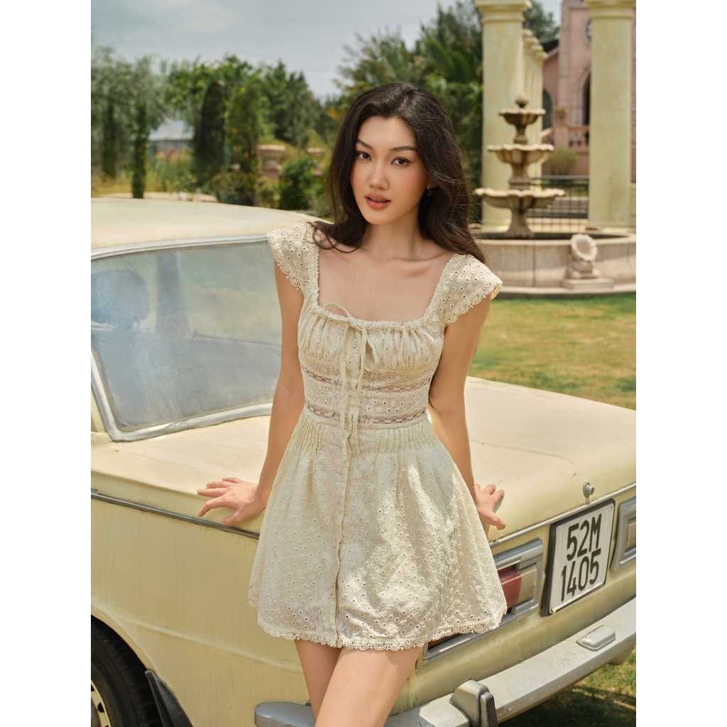 𝗖𝗹𝗼𝘁𝗵𝗲𝘀 𝗕𝗮𝗿 - Amee Dress (Cream Diary) | Đầm mini xô thêu ren kem cổ vuông dạo phố