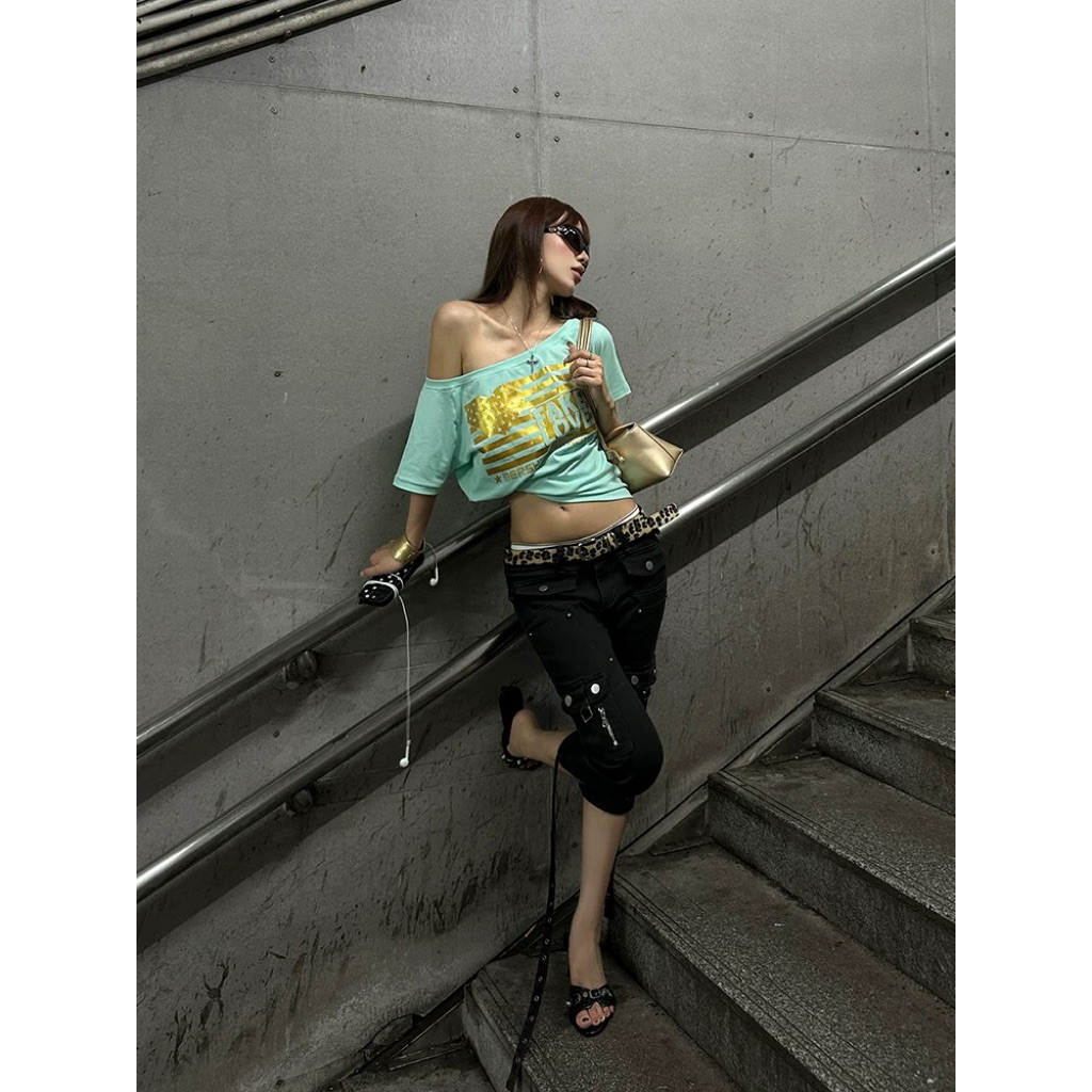 [ENTR] Oversized off shoulder graphic tee.