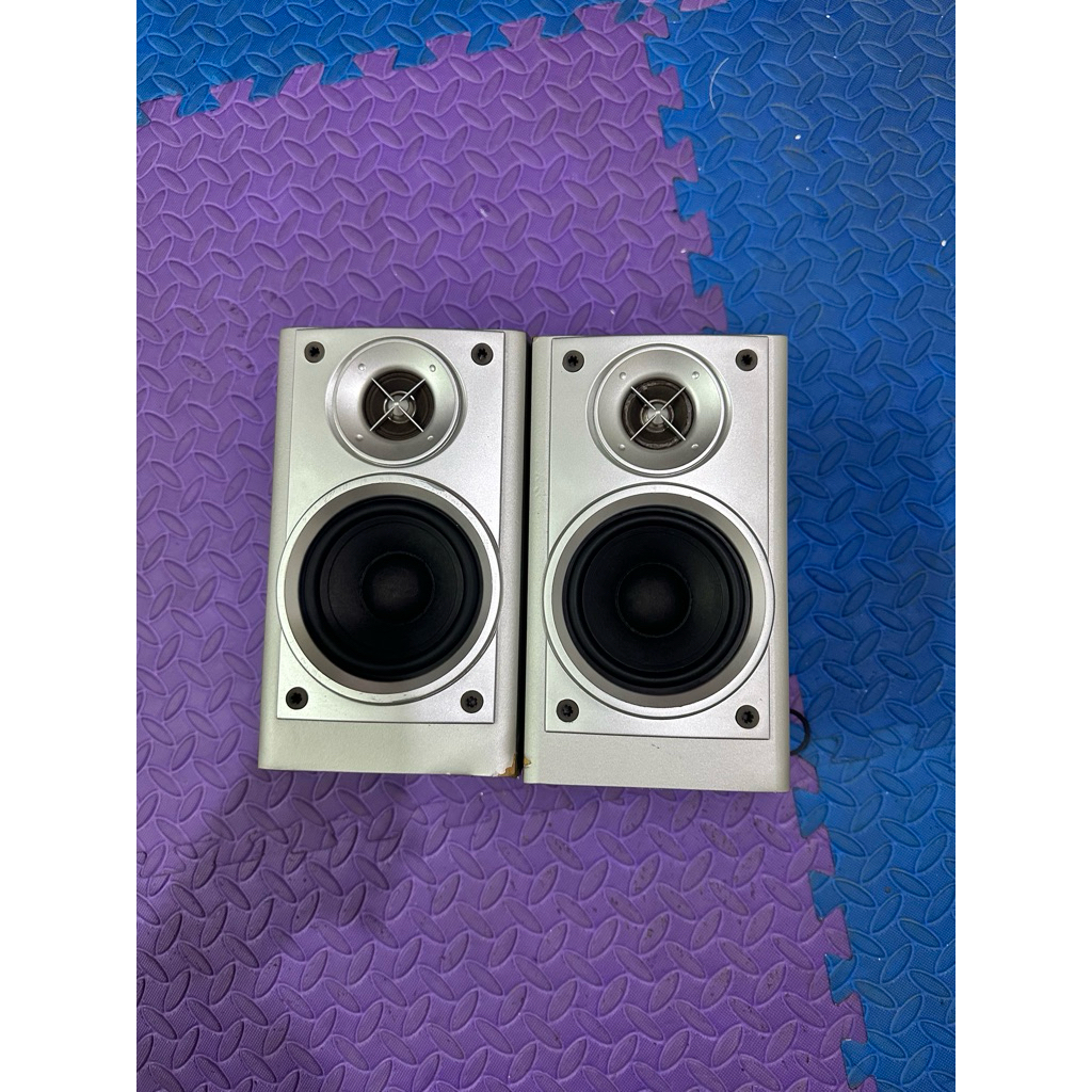cặp loa lẻ victor công suất 20w .thích hợp ghép loa tay vi tính nge nhạc .giá trên là 1 đôi loa