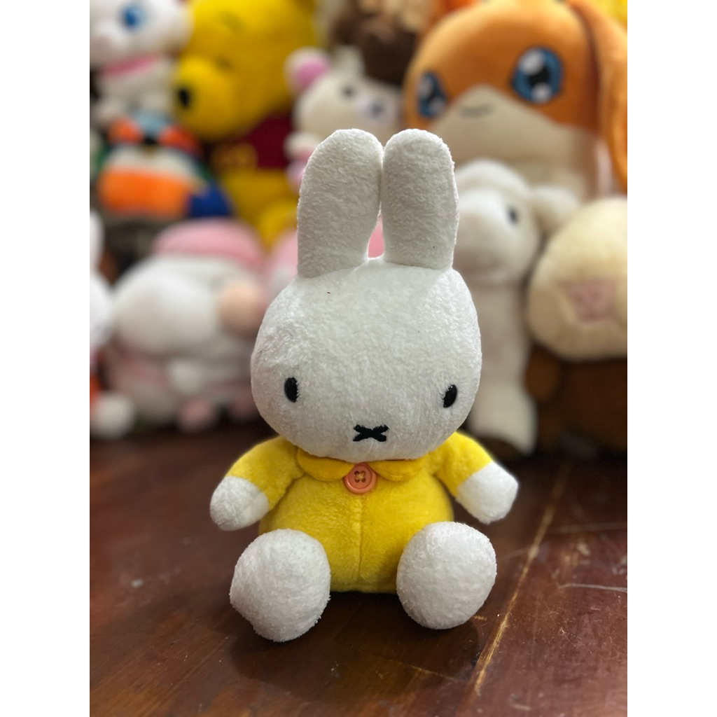 Gấu bông hình thỏ miffy áo vàng phai tem