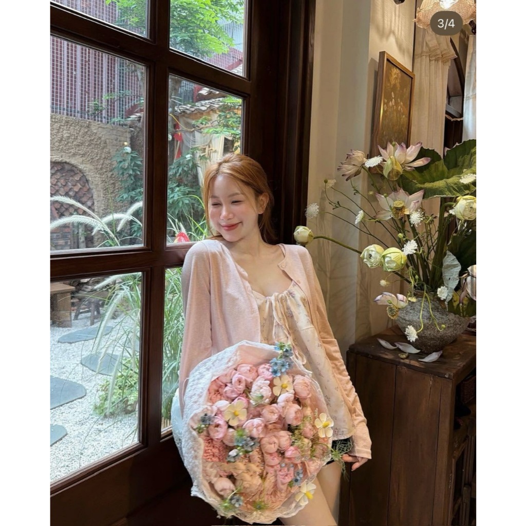 ( MÃ 5751) SET ÁO 2 DÂY HOA NHÍ RÚT NƠ NGỰC VẢI THÔ ĐŨI MIX ÁO CARDIGAN KHOÁC NGOÀI NHẸ NHÀNG - DÀNH CHO NỮ | BigBuy360 - bigbuy360.vn