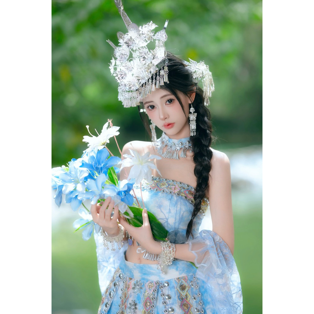 Trang phục miêu cương xanh trắng