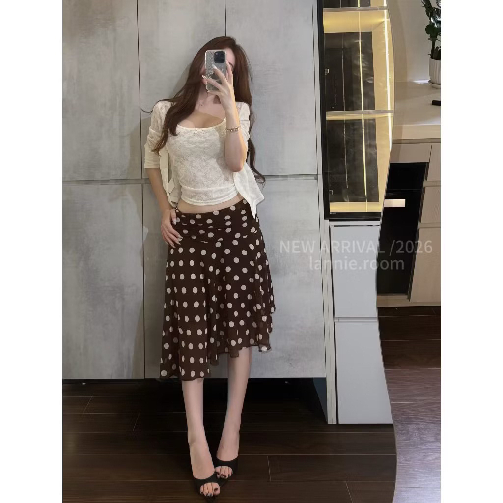 [JYNNA SET sẵn ship] Set áo 2 dây ren đính nơ kèm khoác mix chân váy chấm bi nâu lệch tà cách điệu | BigBuy360 - bigbuy360.vn