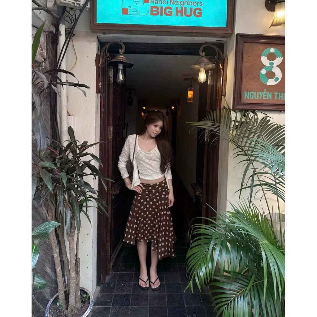 [JYNNA SET sẵn ship] Set áo 2 dây ren đính nơ kèm khoác mix chân váy chấm bi nâu lệch tà cách điệu | BigBuy360 - bigbuy360.vn