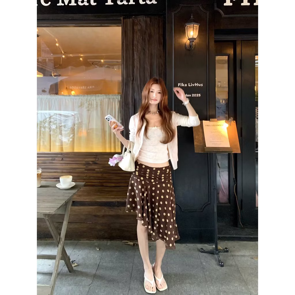 [JYNNA SET sẵn ship] Set áo 2 dây ren đính nơ kèm khoác mix chân váy chấm bi nâu lệch tà cách điệu | BigBuy360 - bigbuy360.vn