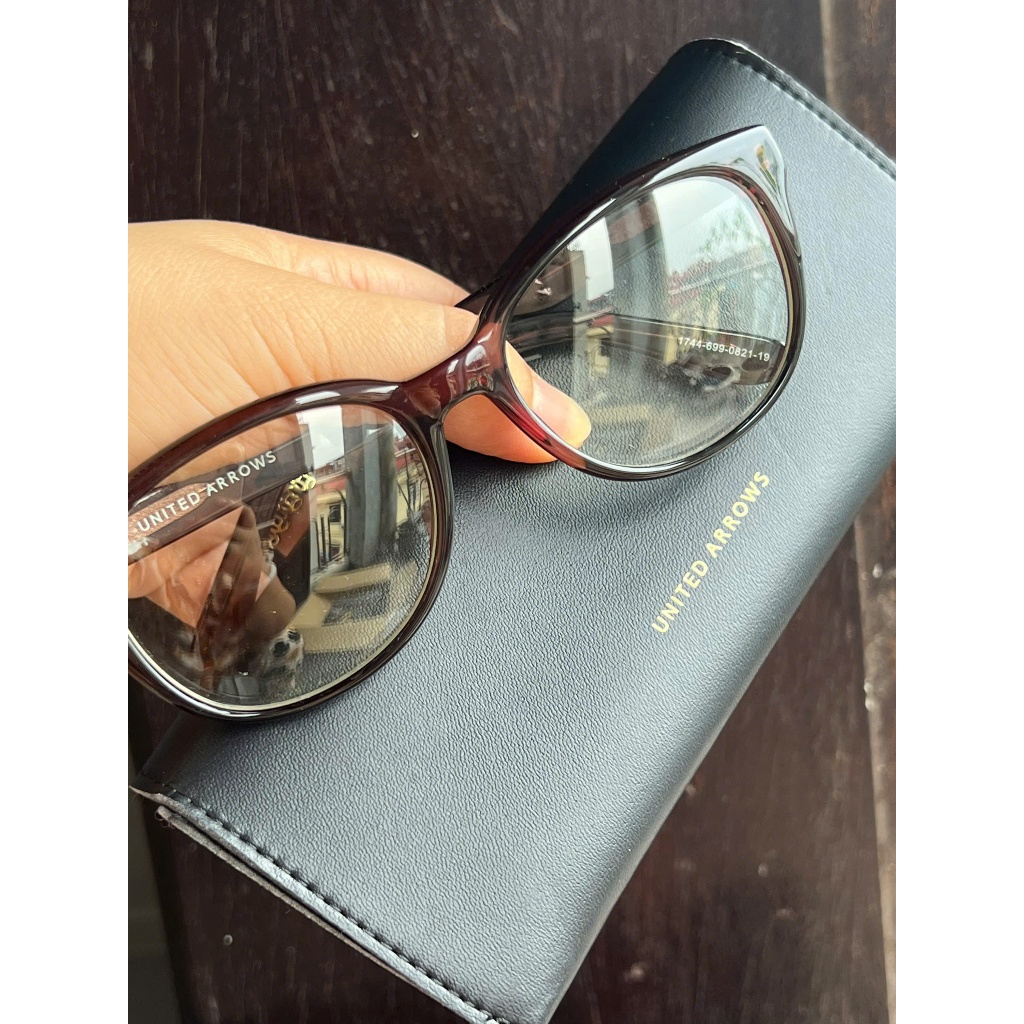 Kèm hộp da kính thời trang hiệu.UNITED ARROWS còn mới dài 14 cm mắt dài 52 mm khoảng cách 2 mắt  18 