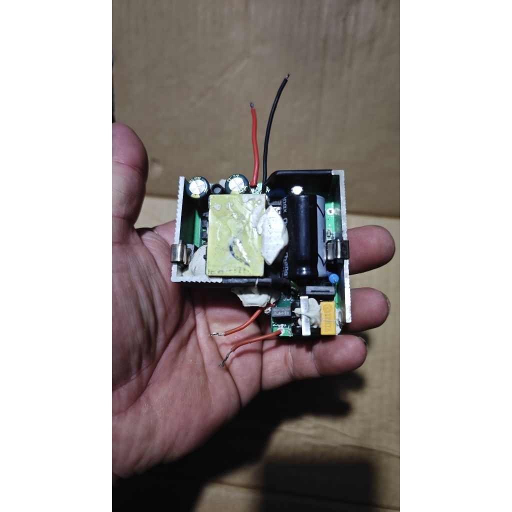 nguồn sạc của mac  21v 5A  ko vỏ