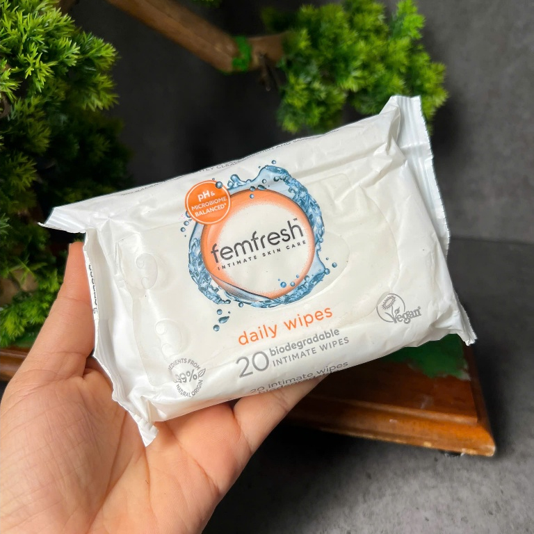 Thanh lí bao bì cũ Khăn ướt vệ sinh vùng kín Femfresh Sensitive 20 tờ