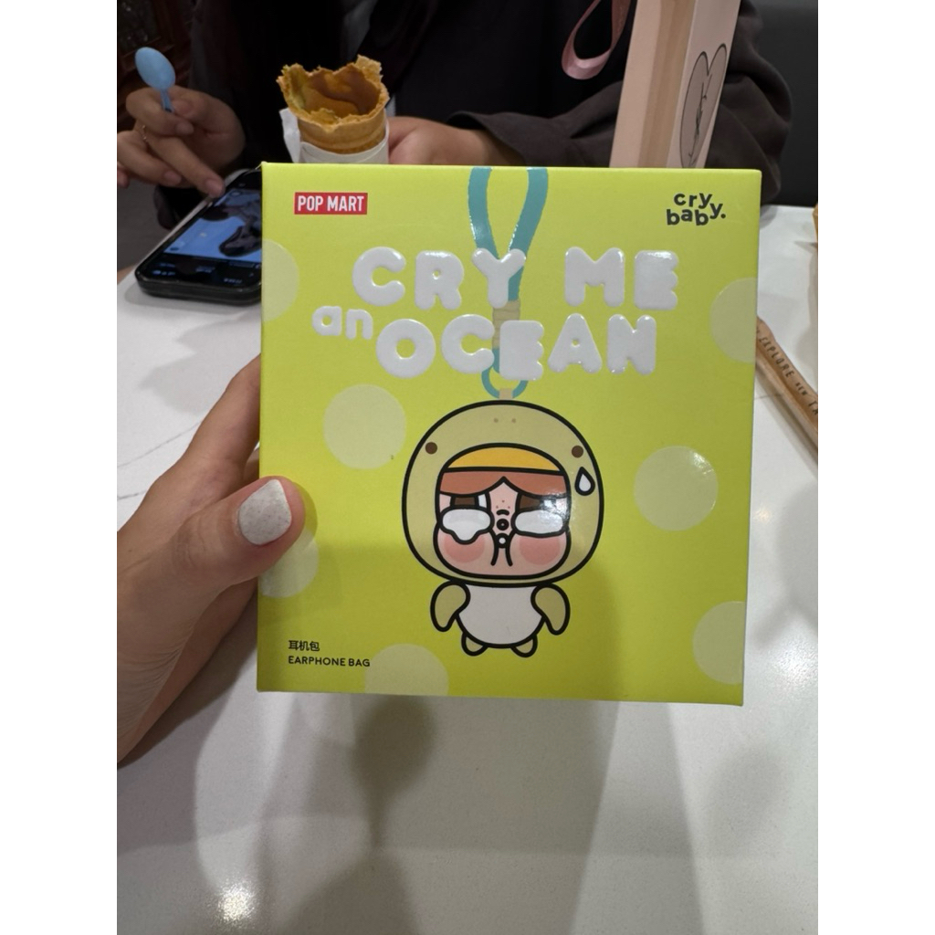 Pass móc khoá đựng tay nghe popmart cry me ocean.
