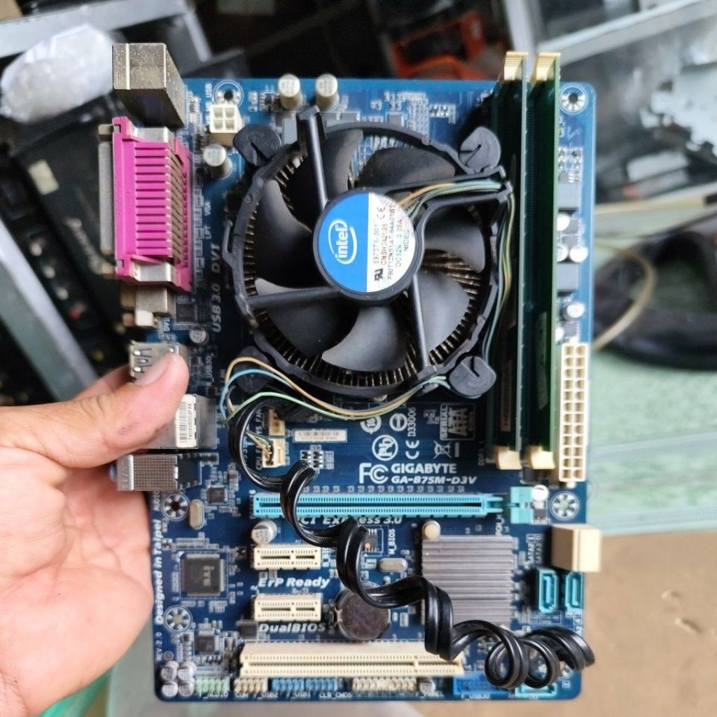 Bộ main Gigabyte GA -B75M-D3V , CPU i3-3240,ram 2 cây 2gb là 4gb đang chạy ok