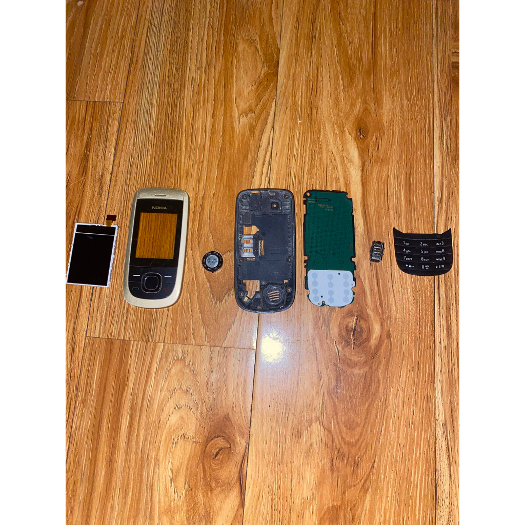 vài xác linh kiện của của nokia2220 như ảnh