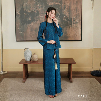 TUBYCATU Set Bộ Bà Ba Túc Anh Lụa Thêu Họa Tiết Ánh Kim