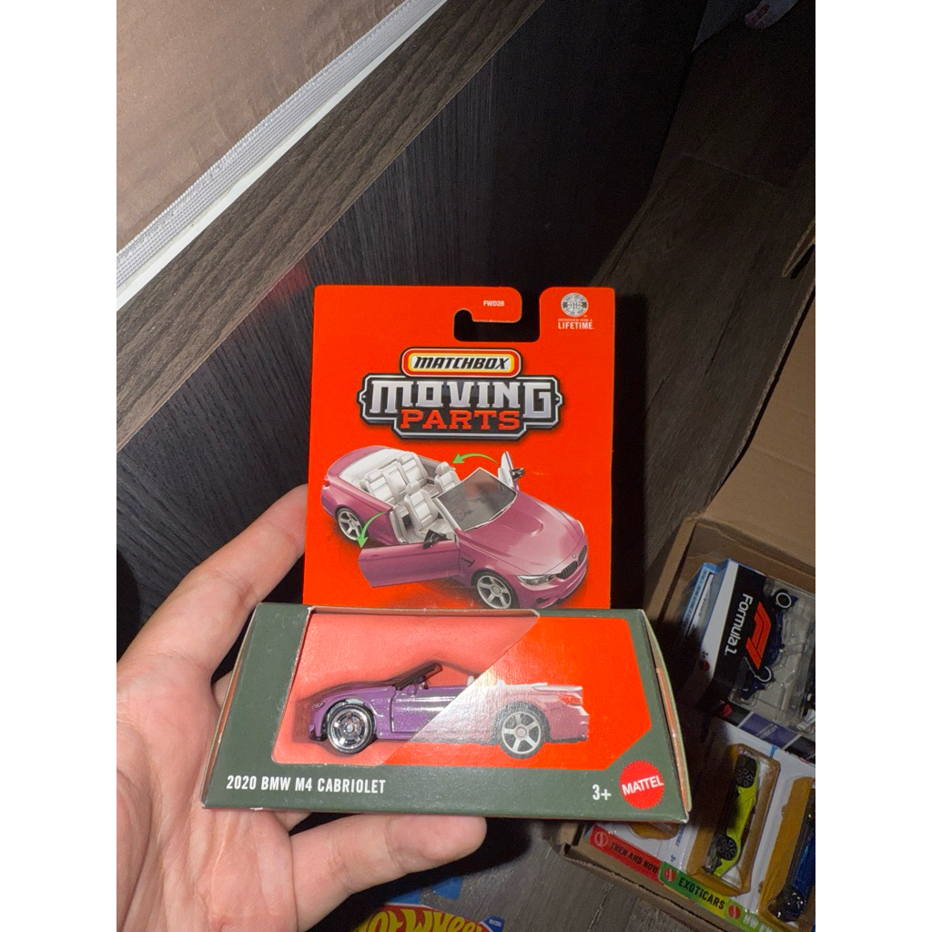 Matchbox BMW M4 hồng/ mô hình ô tô mở được cửa