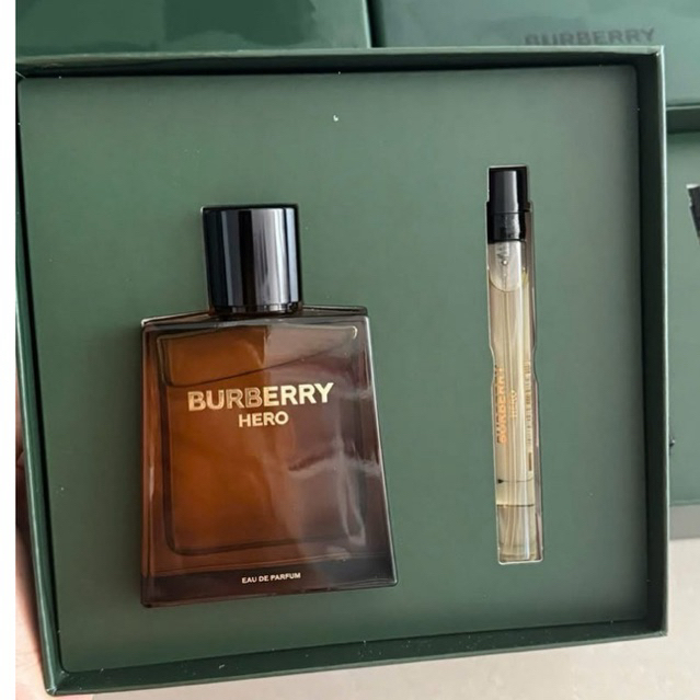 bộ quà tặng nước hoa Burberry Hero Eau de Parfum bao gồm một chai lớn 100ml và một chai nhỏ 10ml