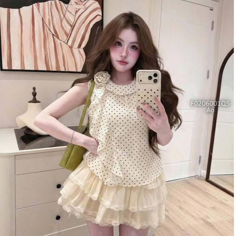 Áo kiểu chấm bi cổ yếm hoa TOMBI SHOP