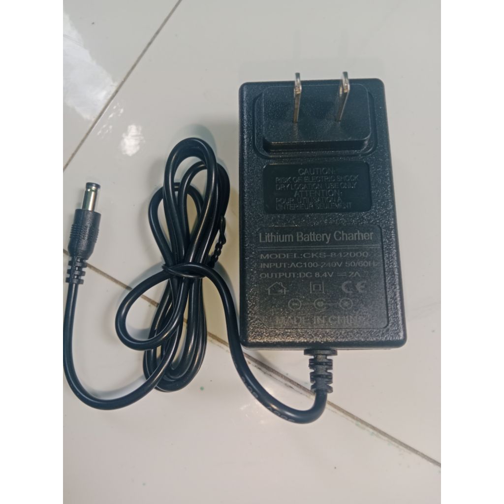 Adapter sạc 8.4V 2A đầu DC tròn nhỏ gọn tiện dụng
