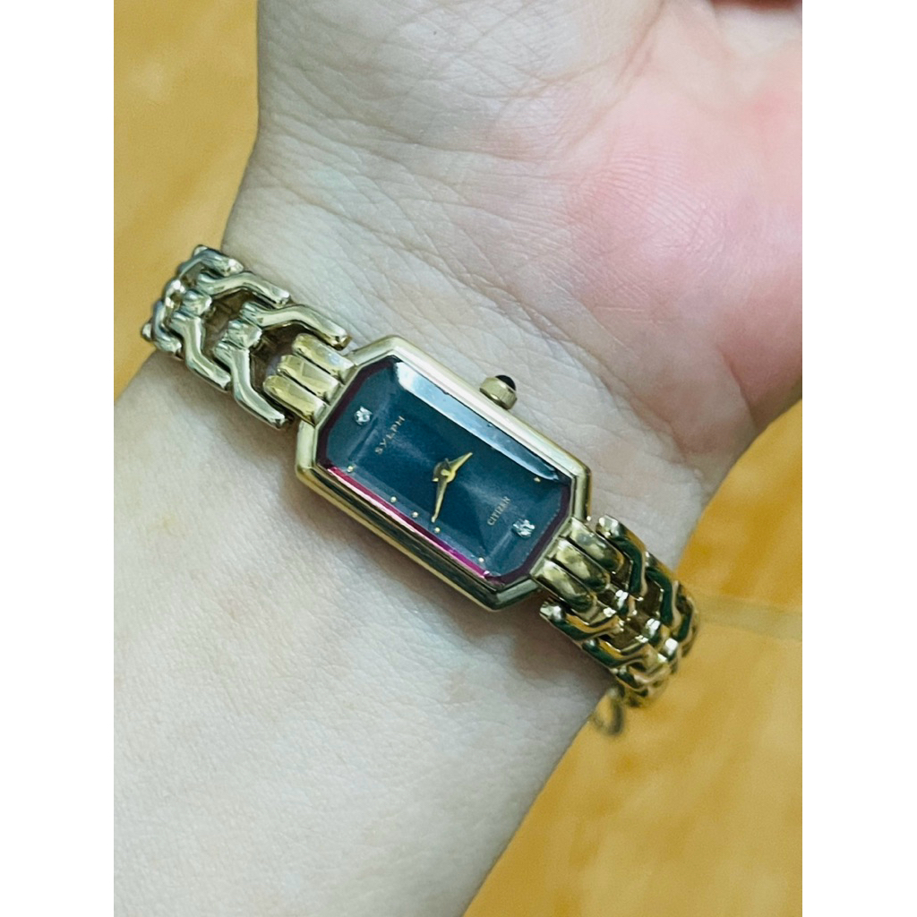 Đồng hồ Citizen Slyph Nhật tank mini lên tay rất xinh.