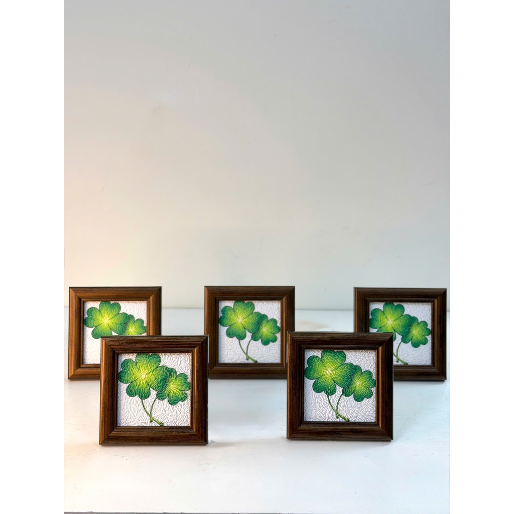Tranh Gạo Cỏ 4 Lá May Mắn – Khung Gỗ Nâu Sáng - Kích thước 10cm x 10cm