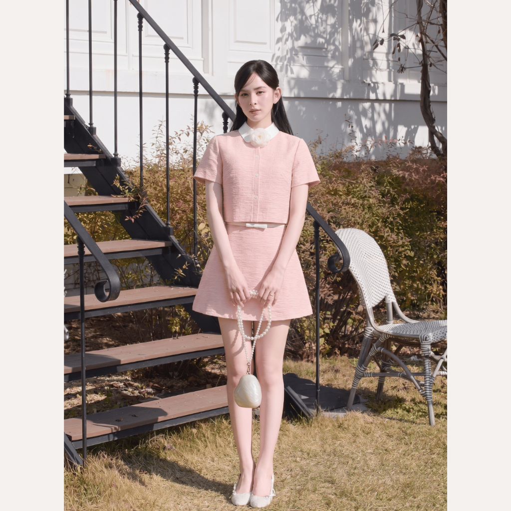 Set váy tiểu thư hồng pastel cổ cài hoa phối chân váy chữ A cao cấp Linly Store | BigBuy360 - bigbuy360.vn