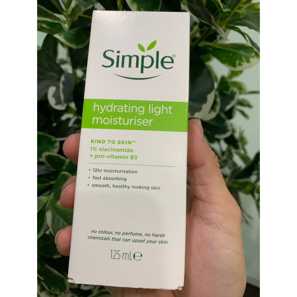 Kem Dưỡng Ẩm Hỗ Trợ Cấp Ẩm, Giúp Da Sáng Mịn Simple Hydrating LIGHT MOISTURISER 125ML