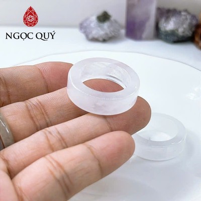 Nhẫn thạch anh - Nhẫn thạch anh trắng bản vuông ( có sớ nhẹ bề mặt) - Ngọc Quý