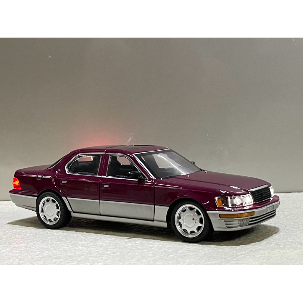 Mô hình xe LEXUS LS400 1989 1:24. kim loại