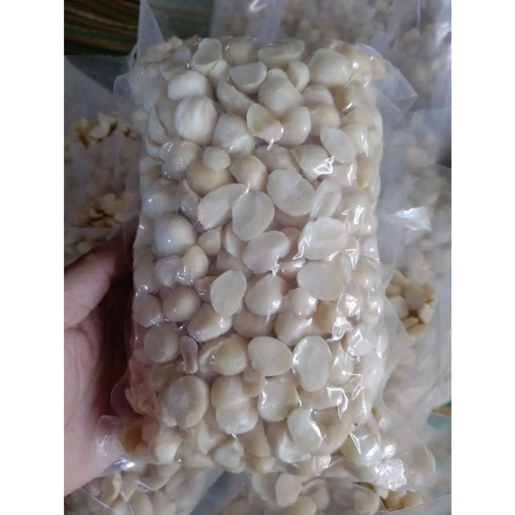 500g macca vỡ đôi, nhân macca vỡ 3 đã tách vỏ nấu sữa hạt, làm bánh kẹo