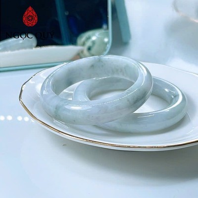 Vòng cẩm thạch A Myanmar - Ngọc phỉ thúy type A màu bạch ngọc phớt xanh điểm gà đen ni 52-55 LM117 - Ngoc Quý