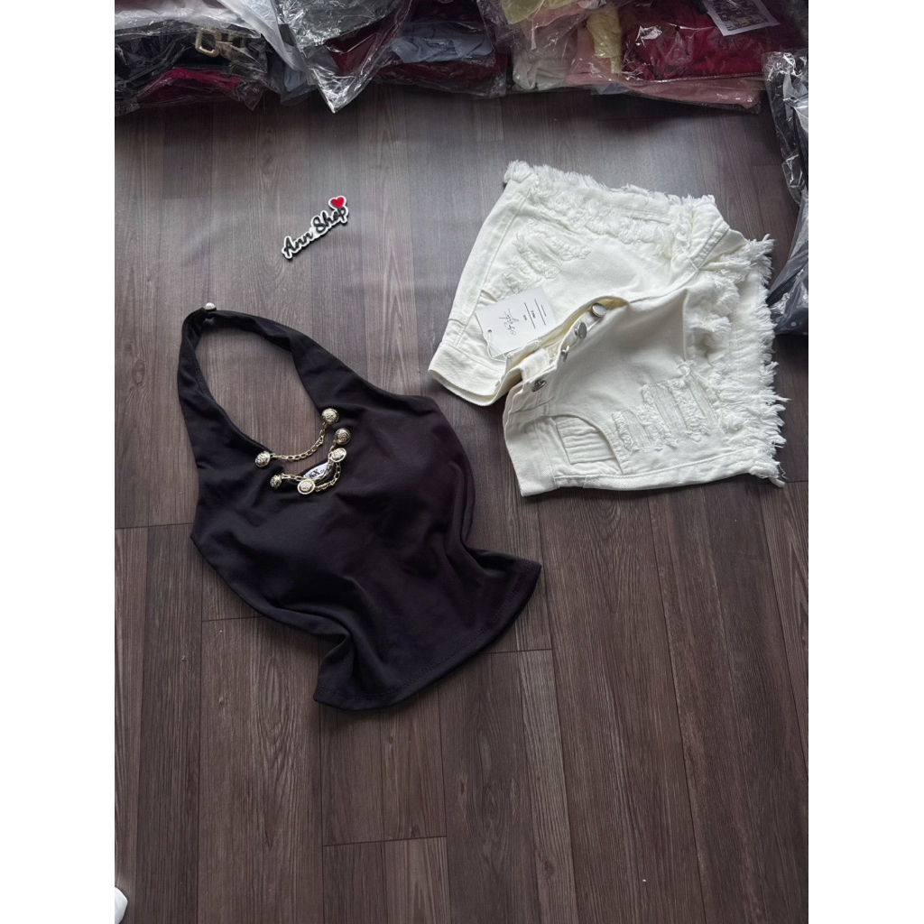 Set áo cổ yếm dây xích có mút kèm quần short jean 4 nút